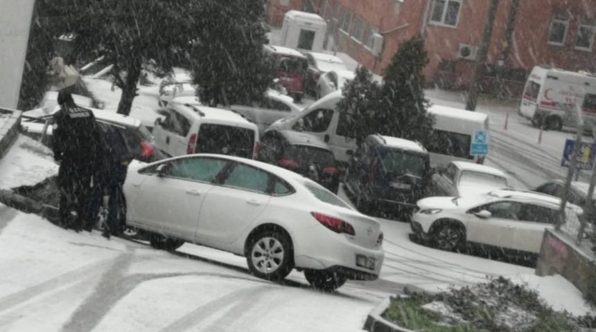 Kontrolden &ccedil;ıkan ara&ccedil; kaldırıma &ccedil;arparak durabildi