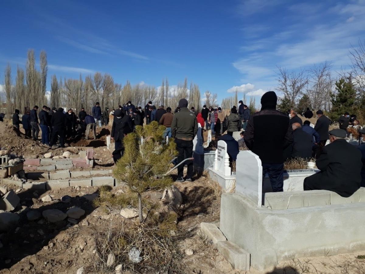 Soba zehirlenmesinde hayatını kaybeden yaşlı &ccedil;ift toprağa verildi