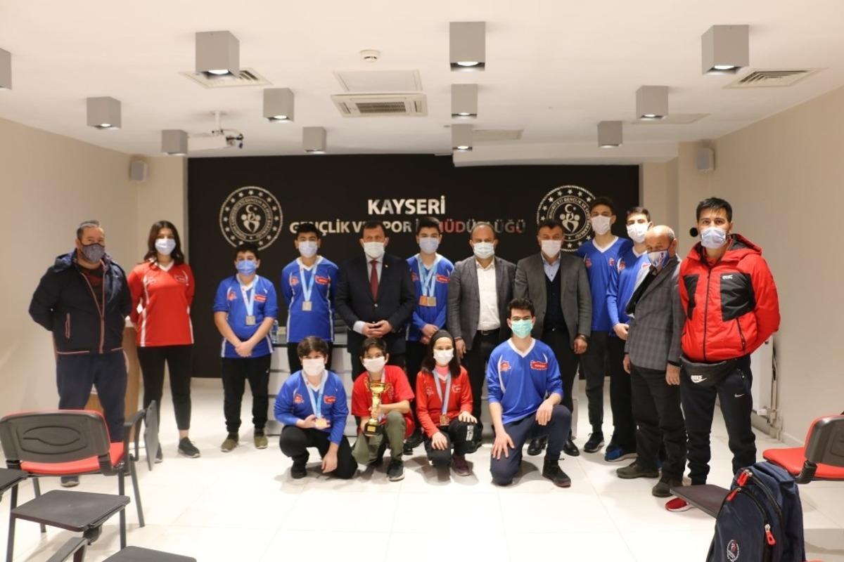 Kabakcı başarılı sporcuları &ouml;d&uuml;llendirdi