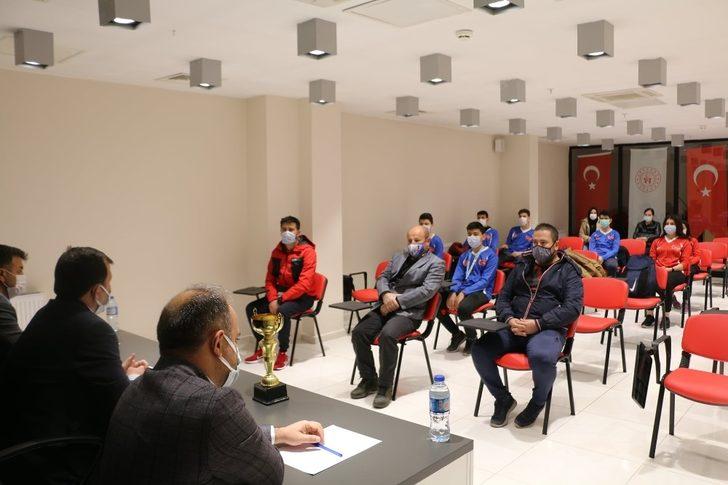 Kabakcı başarılı sporcuları ödüllendirdi G2