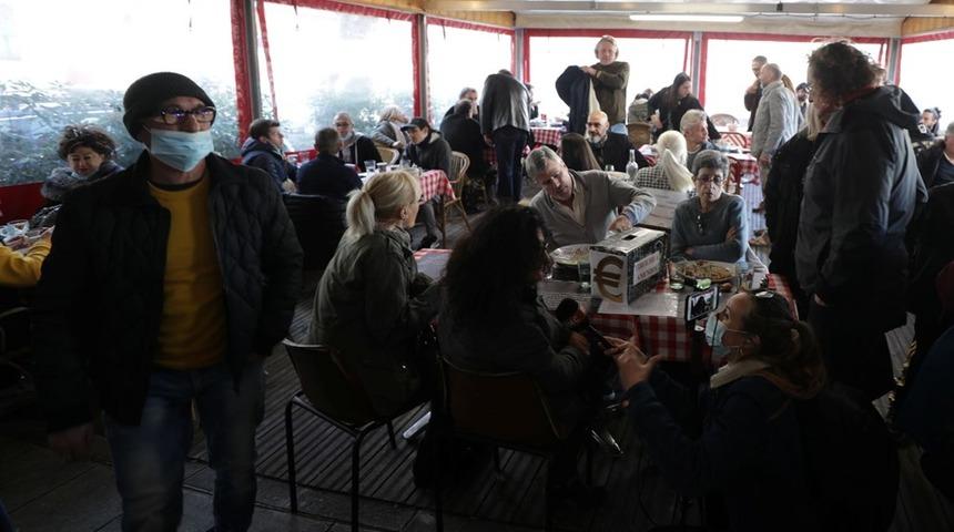 Fransa'da korona yasağını delen restorana yoğun ilgi