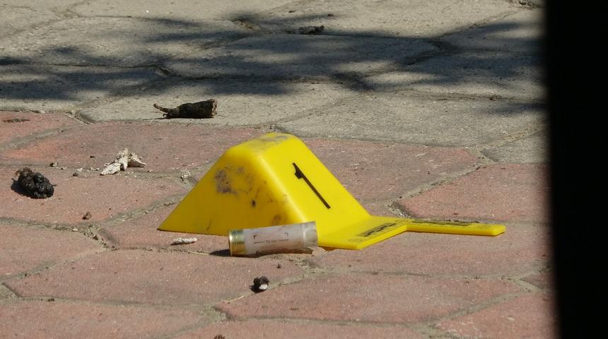 Cani koca dehşet sa&ccedil;tı! Eşini kurşuna dizdi, 3 kişiyi yaraladı