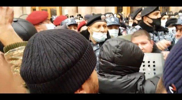 Ermenistan&rsquo;da protestocular savcılık ve h&uuml;k&uuml;met binasına y&uuml;r&uuml;d&uuml;: 26 g&ouml;zaltı 1