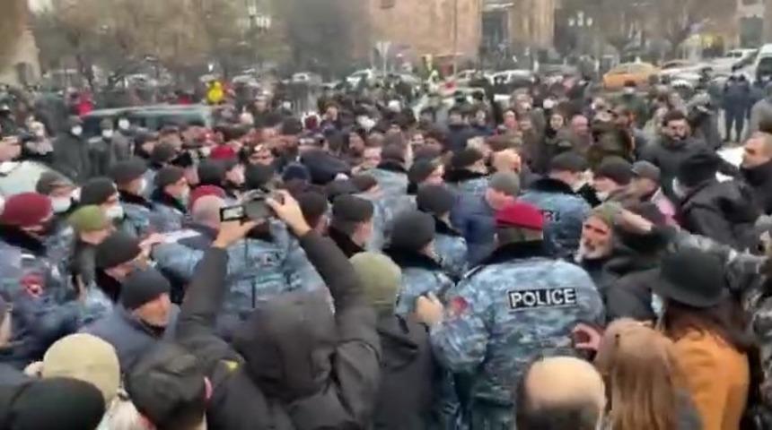 Ermenistan&rsquo;da protestocular savcılık ve h&uuml;k&uuml;met binasına y&uuml;r&uuml;d&uuml;: 26 g&ouml;zaltı