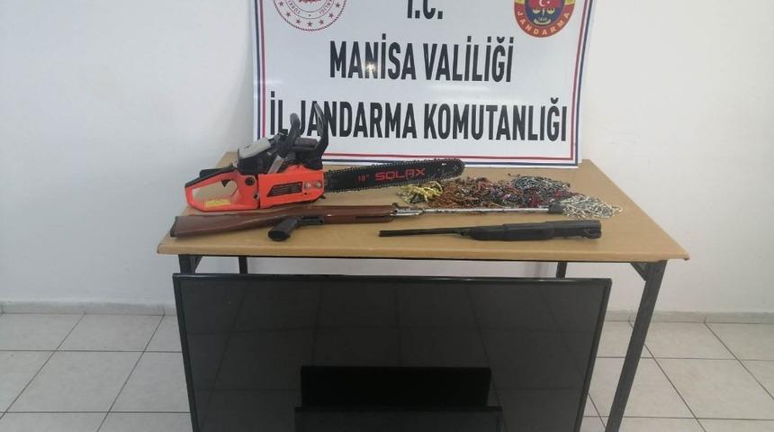 &Ccedil;amura saplanan hırsızlar kurtarıcı &ccedil;ağırdı