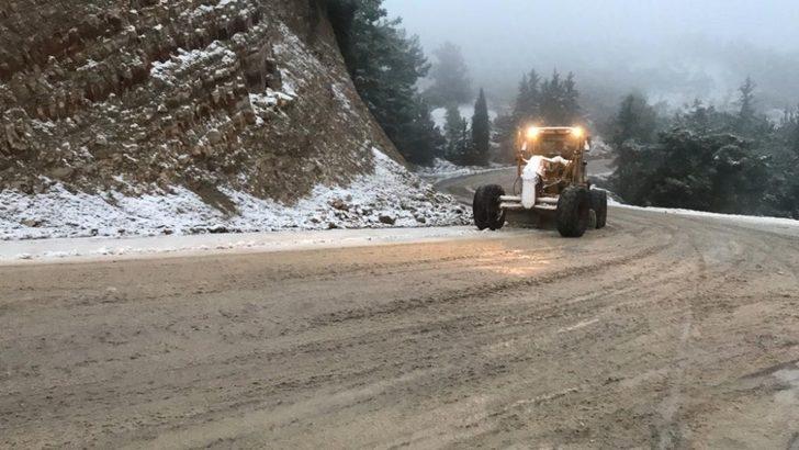 Kuşadası Belediyesi karla kaplı yolları ulaşıma açtı G2