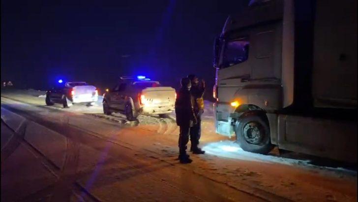 Muş’ta tipi ve fırtınaya yakalanan sürücülerin imdadına jandarma yetişti G1