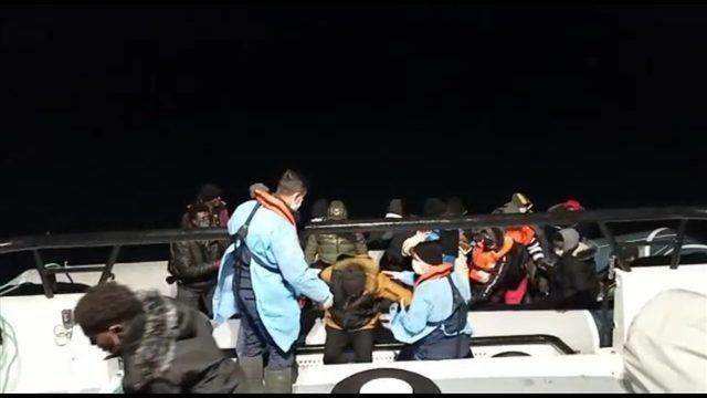 Balıkesir'de motoru arızalanan lastik bottaki 26 düzensiz göçmen kurtarıldı