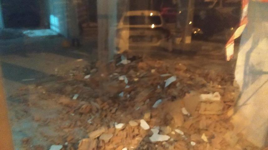 Yıkılan duvarın altında kalan işçi hayatını kaybetti