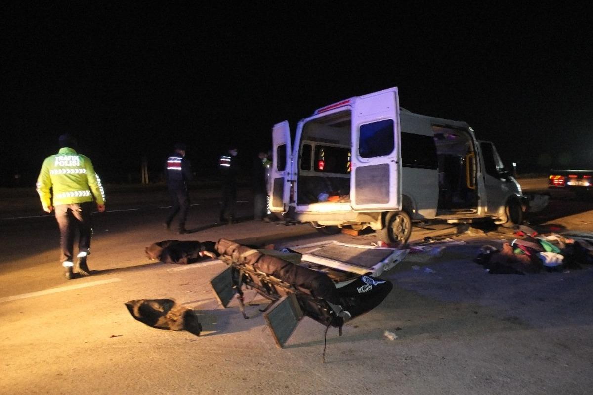 İş&ccedil;i taşıyan minib&uuml;s TIR&rsquo;a &ccedil;arptı : 3 &ouml;l&uuml;, 9 yaralı