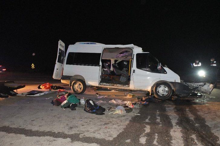İşçi taşıyan minibüs TIR’a çarptı : 3 ölü, 9 yaralı G3