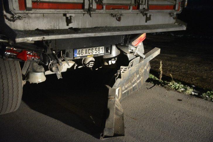 İşçi taşıyan minibüs TIR’a çarptı : 3 ölü, 9 yaralı G4