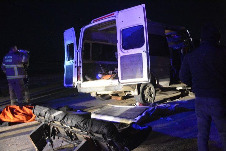 İşçi taşıyan minibüs TIR’a çarptı : 3 ölü, 9 yaralı G5