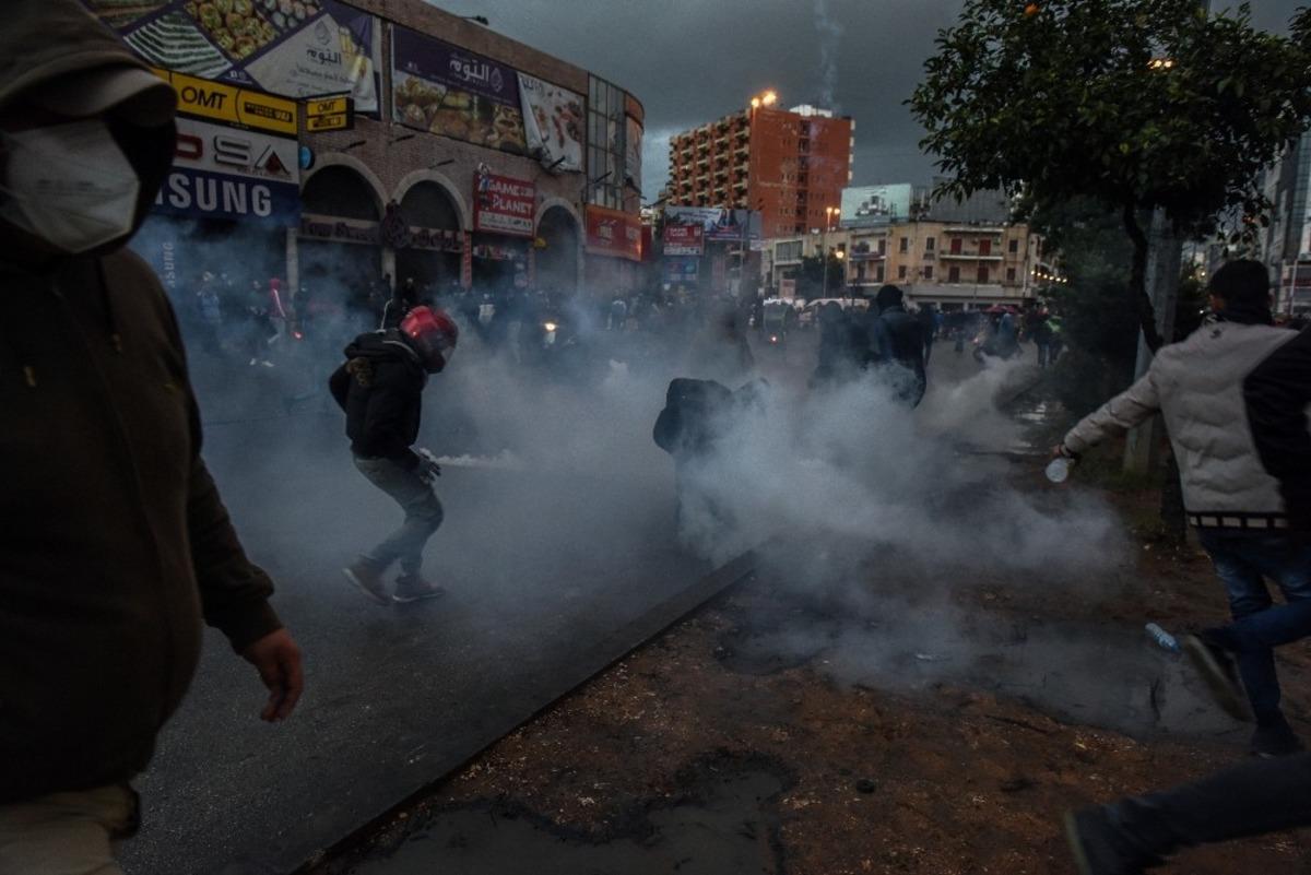 L&uuml;bnan&rsquo;da sokağa &ccedil;ıkma yasağı protestoları 4&rsquo;&uuml;nc&uuml; g&uuml;n&uuml;nde: 102 yaralı