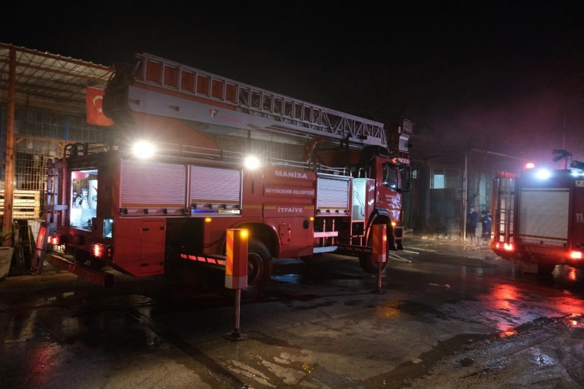 Manisa&rsquo;da sanayi sitesinde korkutan yangın