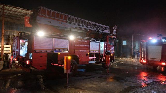 Manisa’da sanayi sitesinde korkutan yangın