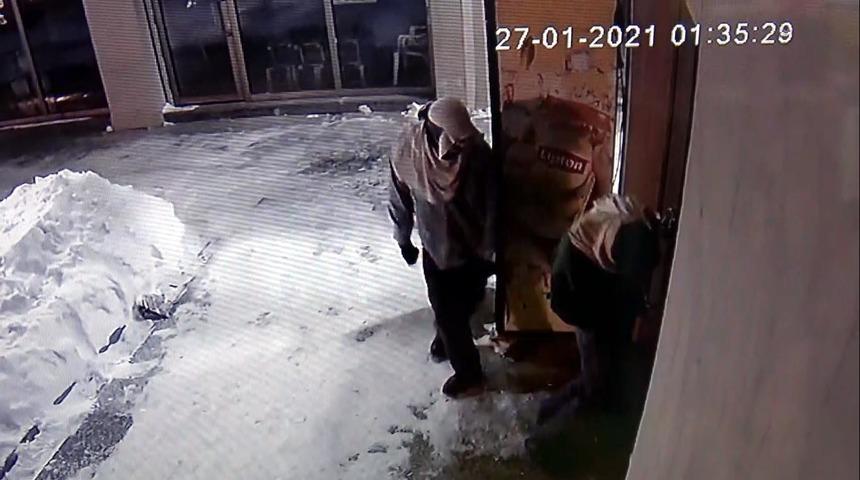 Yüzlerini kapatan hırsızlık şüphelileri güvenlik kamerasına yakalandı