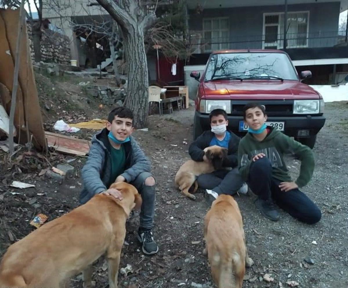 Sokak hayvanlarını besleyen &ccedil;ocuklara hediye