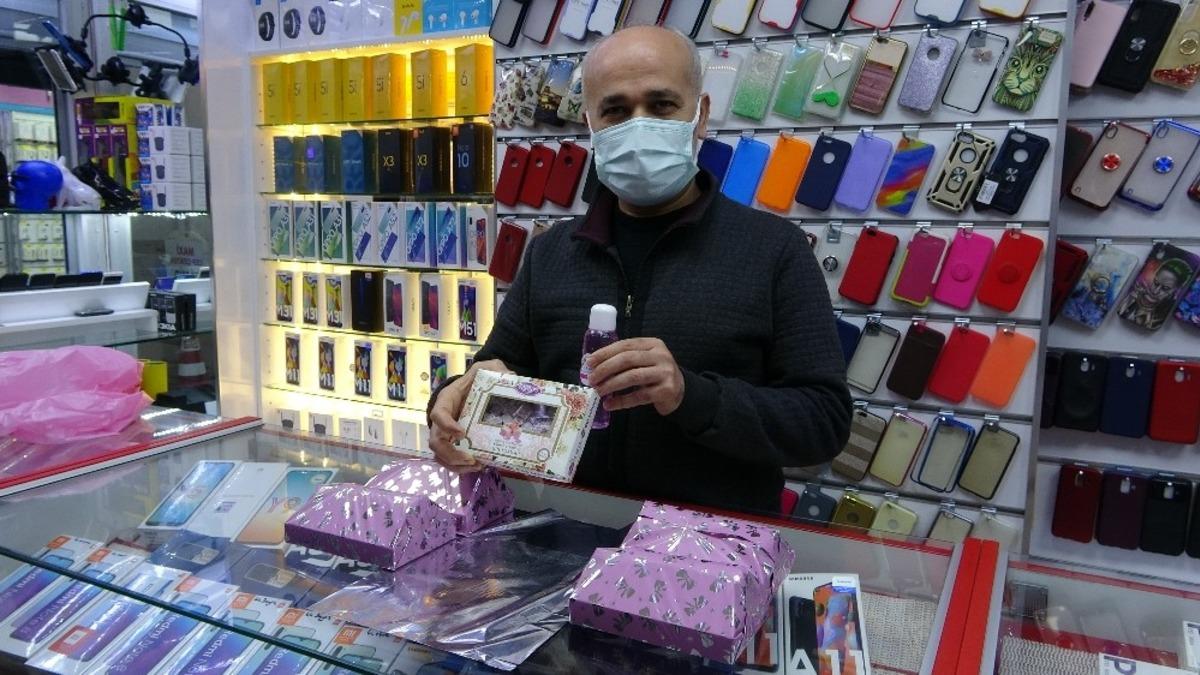 -Isparta&rsquo;nın tanıtımı i&ccedil;in sattığı her &uuml;r&uuml;n&uuml;n yanında g&uuml;l ve lavanta &uuml;r&uuml;nleri hediye ediyor