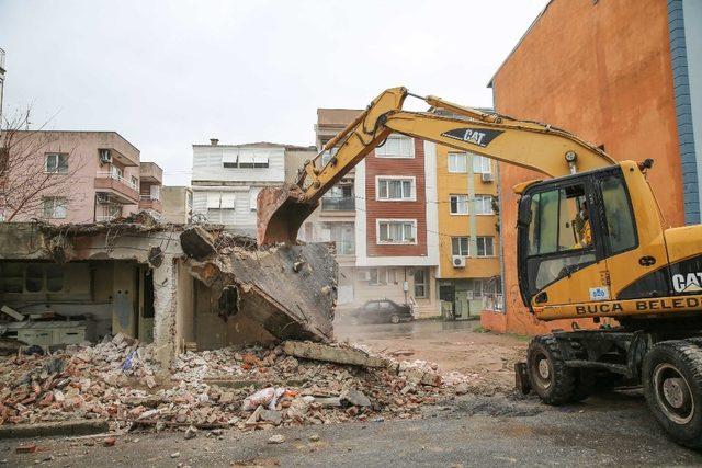 Buca’nın metruk binalarında yıkımlar başladı