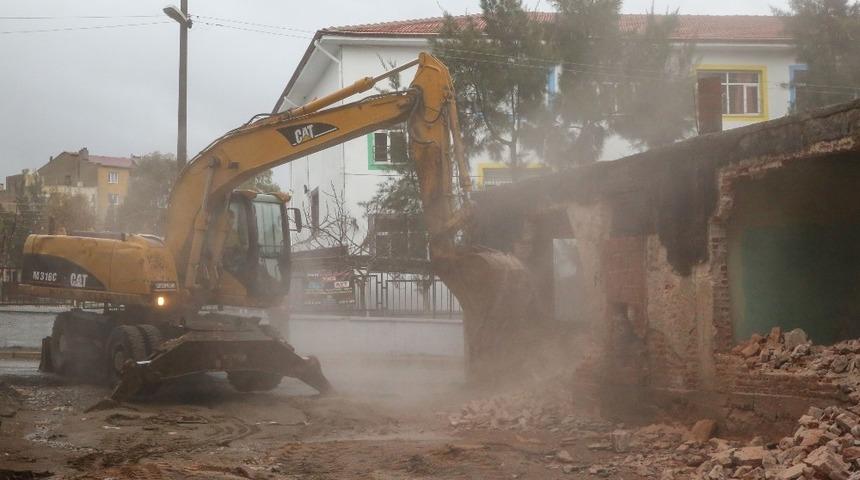 Buca’nın metruk binalarında yıkımlar başladı