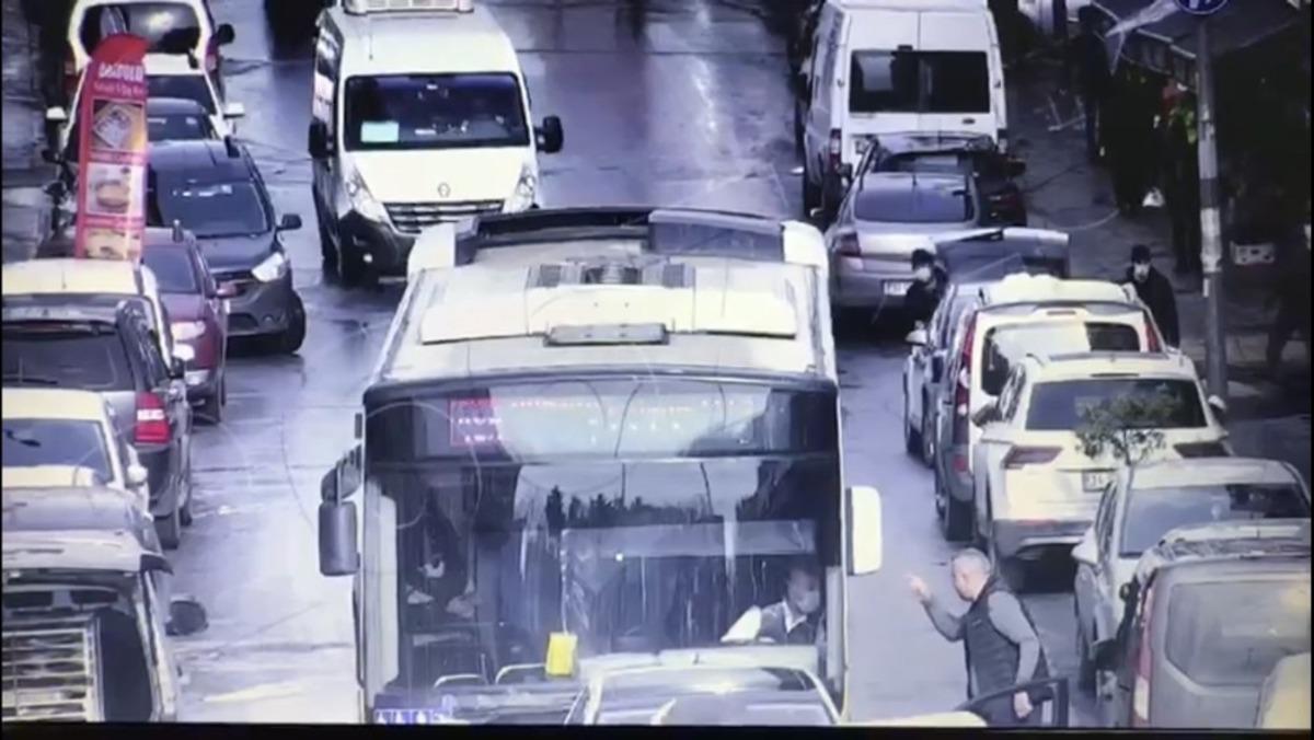 (&Ouml;zel) İstanbul&rsquo;da otob&uuml;s şof&ouml;r&uuml;ne saldırıyla ilgili yeni g&ouml;r&uuml;nt&uuml;ler kamerada