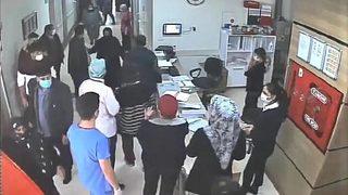 'Pes' dedirten olay! Hasta yakınları güvenlik görevlisini tekme tokat dövdü