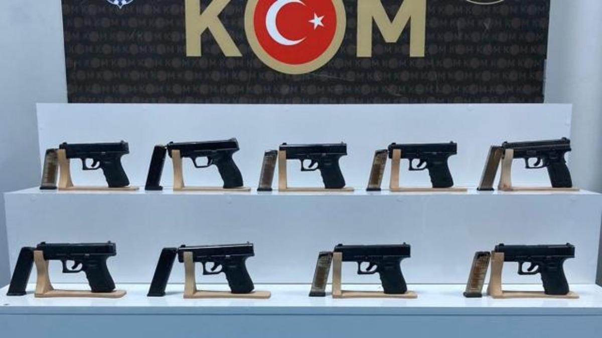 Kısıtlamada silah ka&ccedil;ak&ccedil;ılığı yaparken yakalandılar