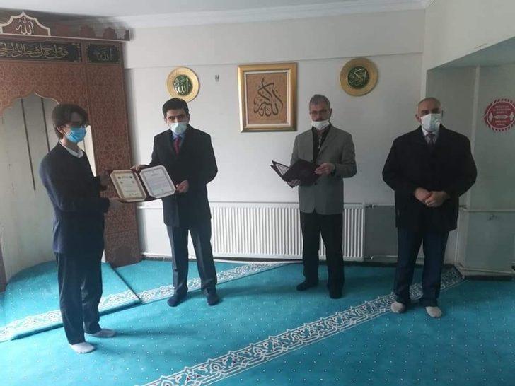 Öğrencilere hafızlık belgeleri verildi G2