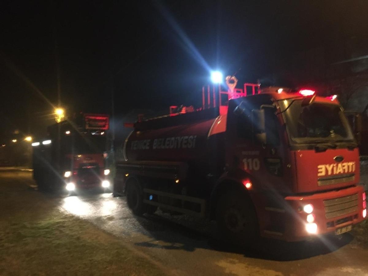Karab&uuml;k&rsquo;te iki katlı ahşap ev alevlere teslim oldu