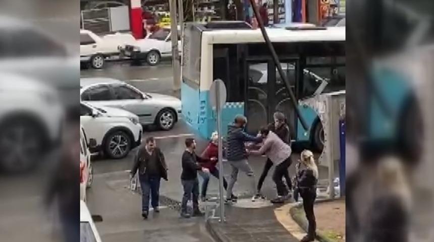 Bor&ccedil;lu olduğu kadına &ccedil;antasını kaptırdı