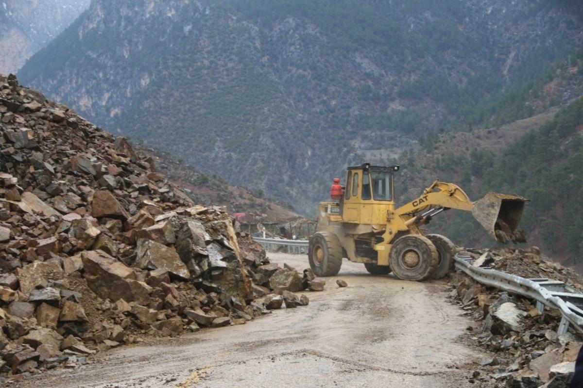 Heyelanın yaşandığı b&ouml;lgede &ccedil;alışmalar s&uuml;r&uuml;yor