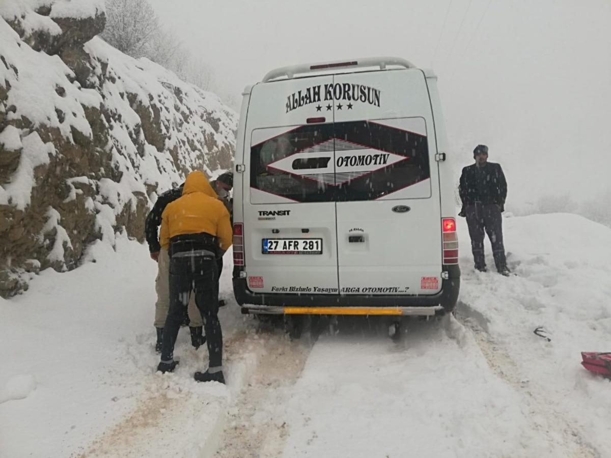 Şemdinli&rsquo;de yoğun kar yağışı nedeniyle ara&ccedil;lar yolda kaldı