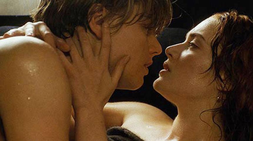 Titanic'ten The Notebook'a çiftlerin evde denediği en iyi 10 yatak sahnesi
