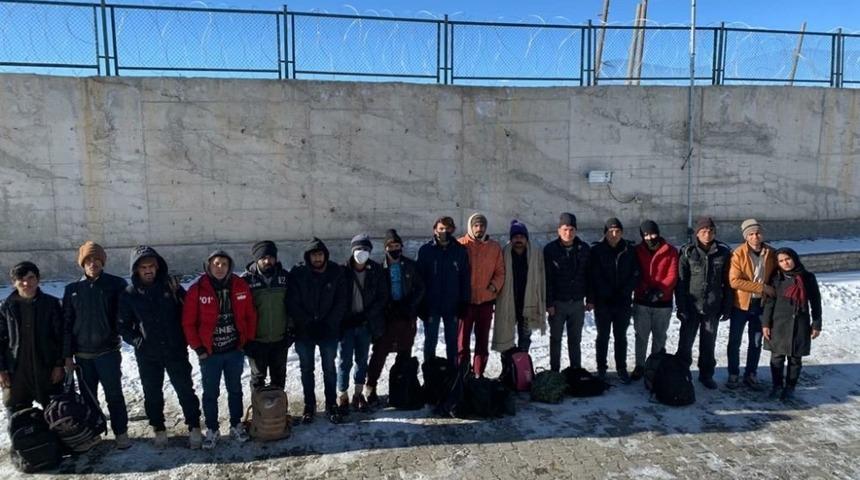 Başkale&rsquo;de 17 d&uuml;zensiz g&ouml;&ccedil;men yakalandı