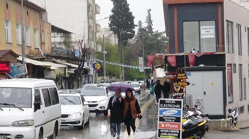 Yağmur &ccedil;ift&ccedil;ilerin y&uuml;z&uuml;n&uuml; g&uuml;ld&uuml;rd&uuml;