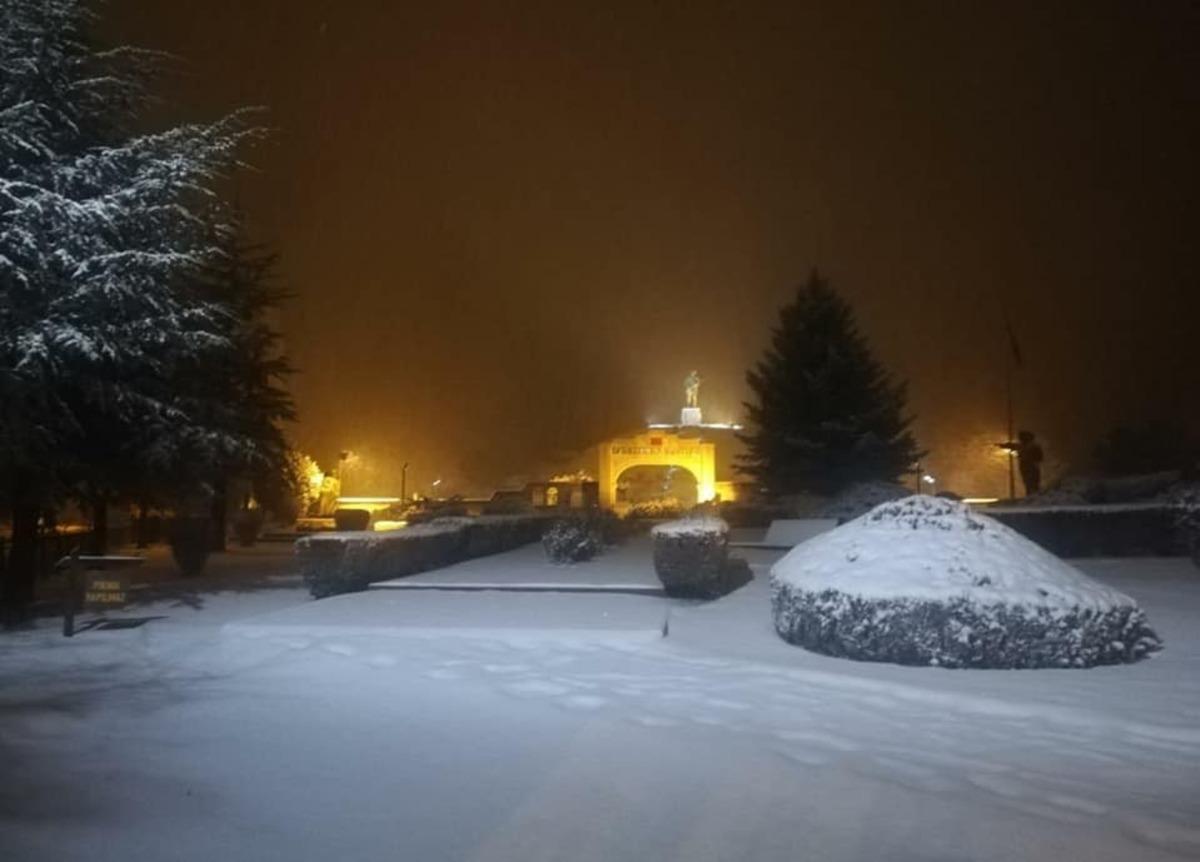 Dumlupınar&rsquo;da kar g&uuml;zelliği