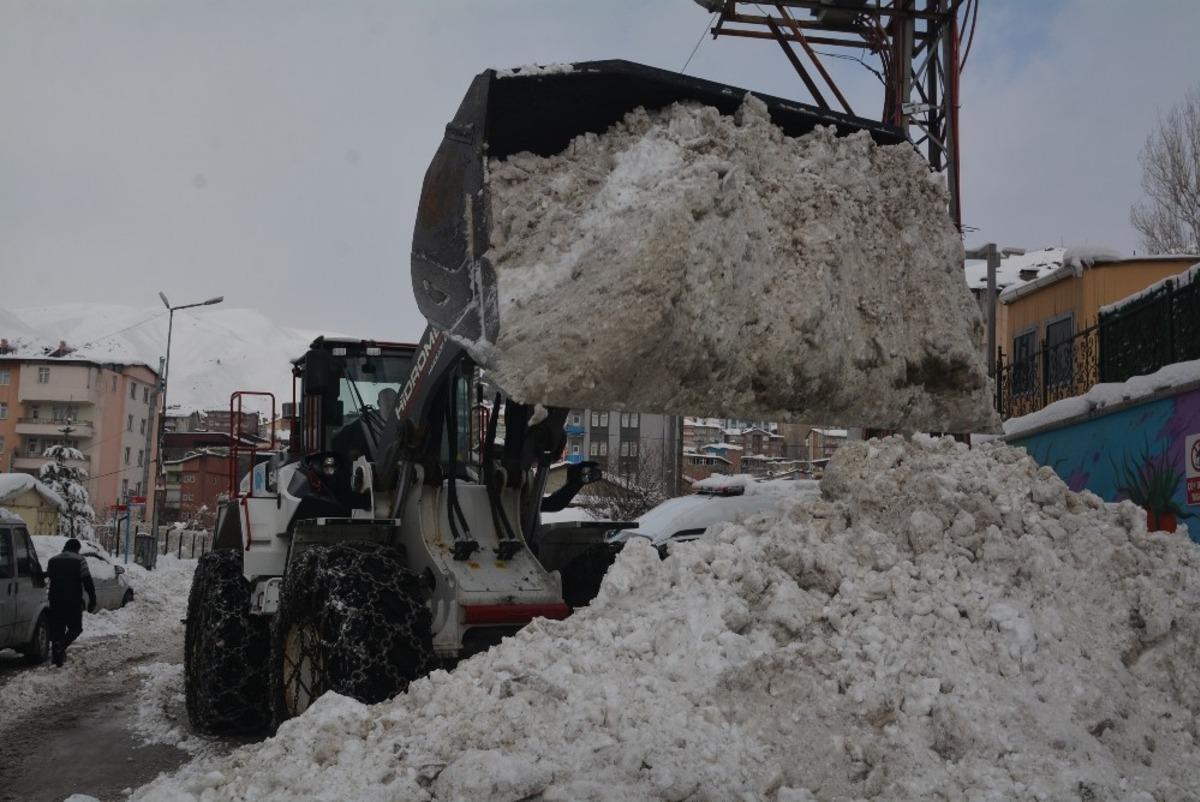 Hakkari&rsquo;de kar taşıma &ccedil;alışmaları s&uuml;r&uuml;yor