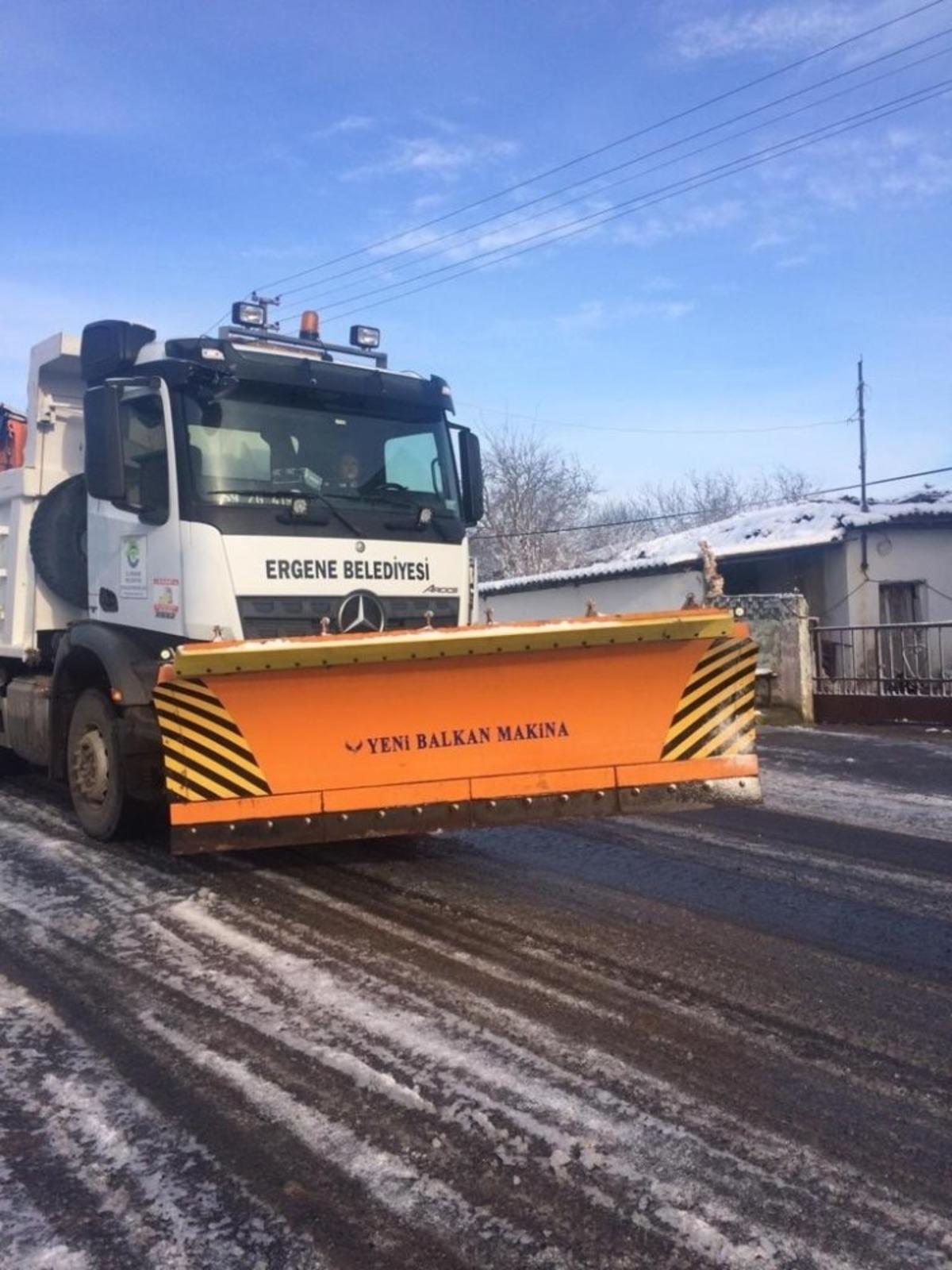 Ergene Belediyesi kar yağışının &ccedil;ileye d&ouml;nmesini &ouml;nledi