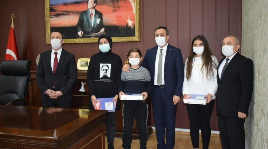 Bakan yardımcısından şehit ve gazi çocuklarına bilgisayar