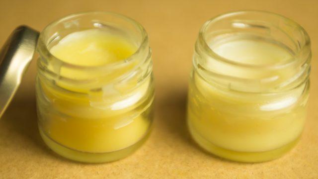 Kendi rujunuzu kendiniz yapın! Vazelin, badem yağı ve kakao yağı...