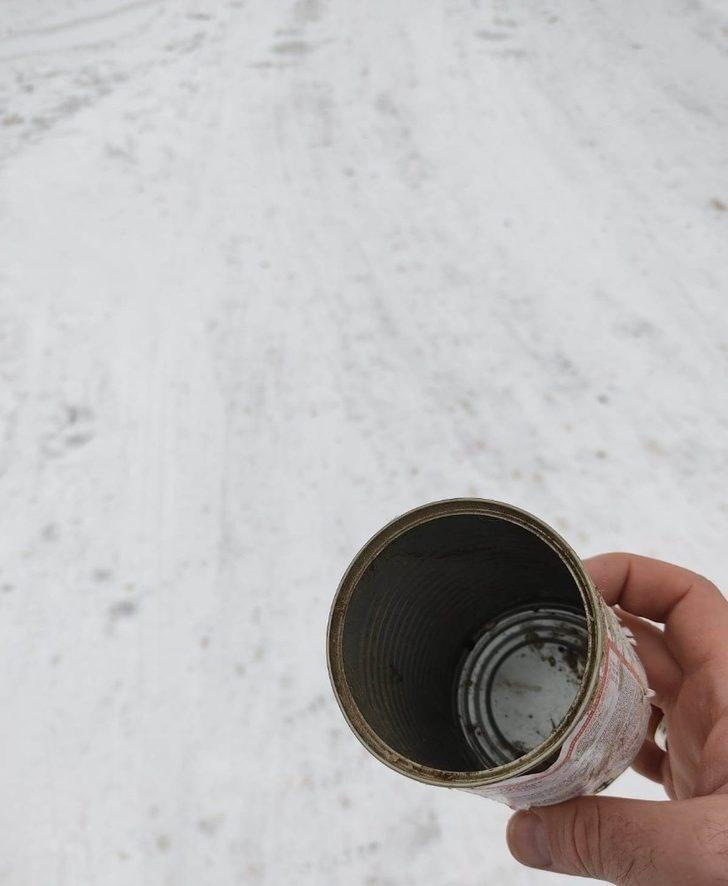 Kafası kutuya sıkışan kedinin imdadına okul müdürü yetişti G2