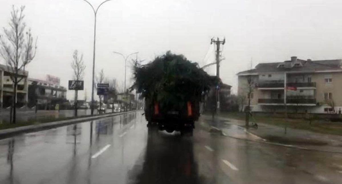 Kasasına y&uuml;klediği aşırı y&uuml;k kazaya davetiye &ccedil;ıkarttı