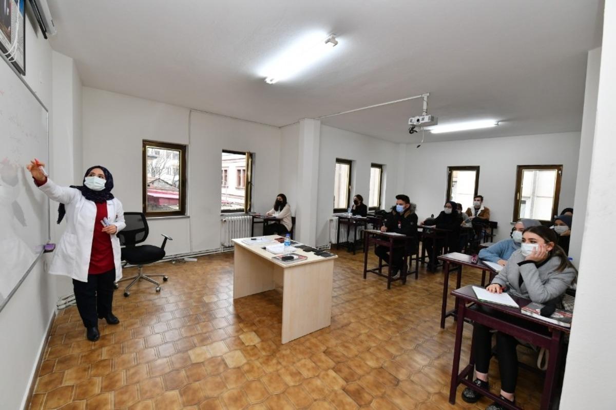 &Uuml;niversiteye hazırlık kurslarında y&uuml;z y&uuml;ze eğitime başlandı