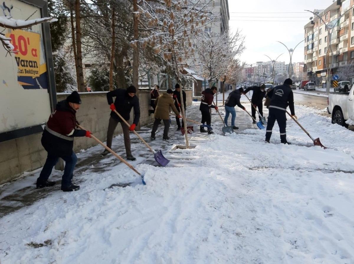 Van&rsquo;da karla m&uuml;cadele &ccedil;alışması