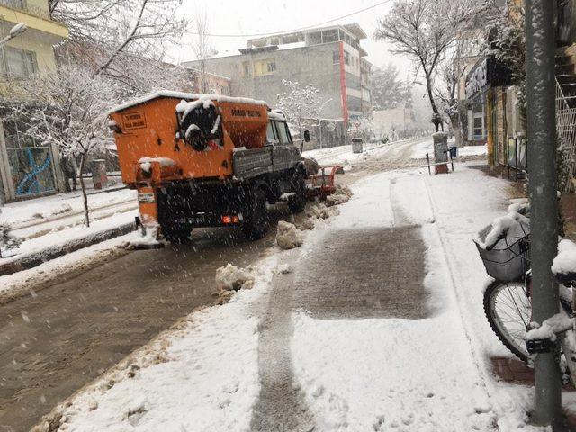 Gölbaşı’nda kar temizleme çalışmaları sürüyor