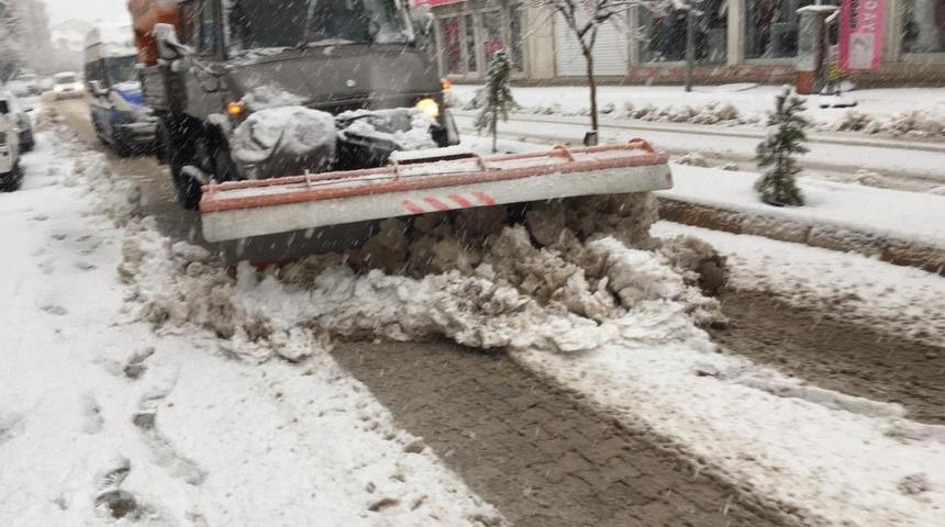Gölbaşı’nda kar temizleme çalışmaları sürüyor