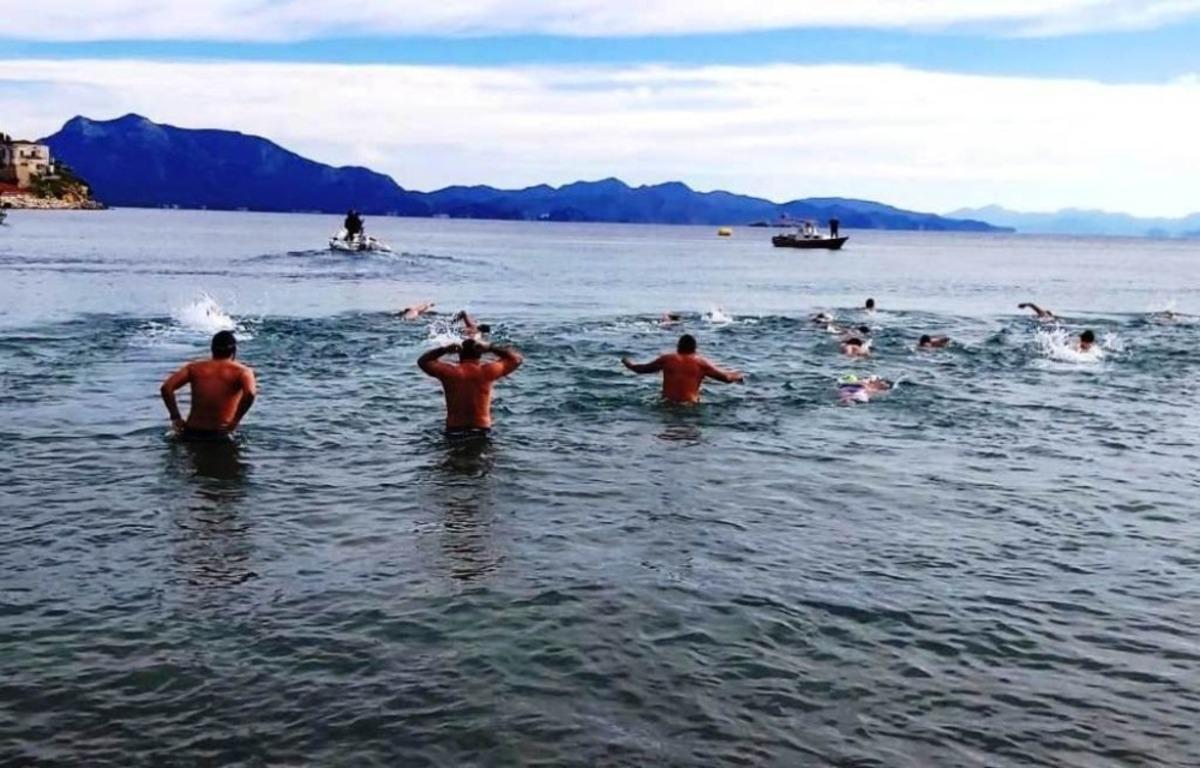 Pandemide hayatını kaybeden sağlık &ccedil;alışanları i&ccedil;in kula&ccedil; attılar