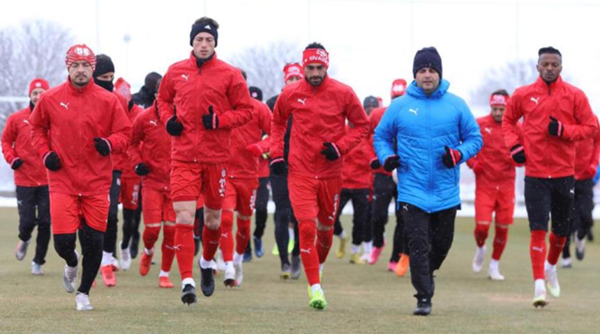 Sivasspor kar altında çalıştı