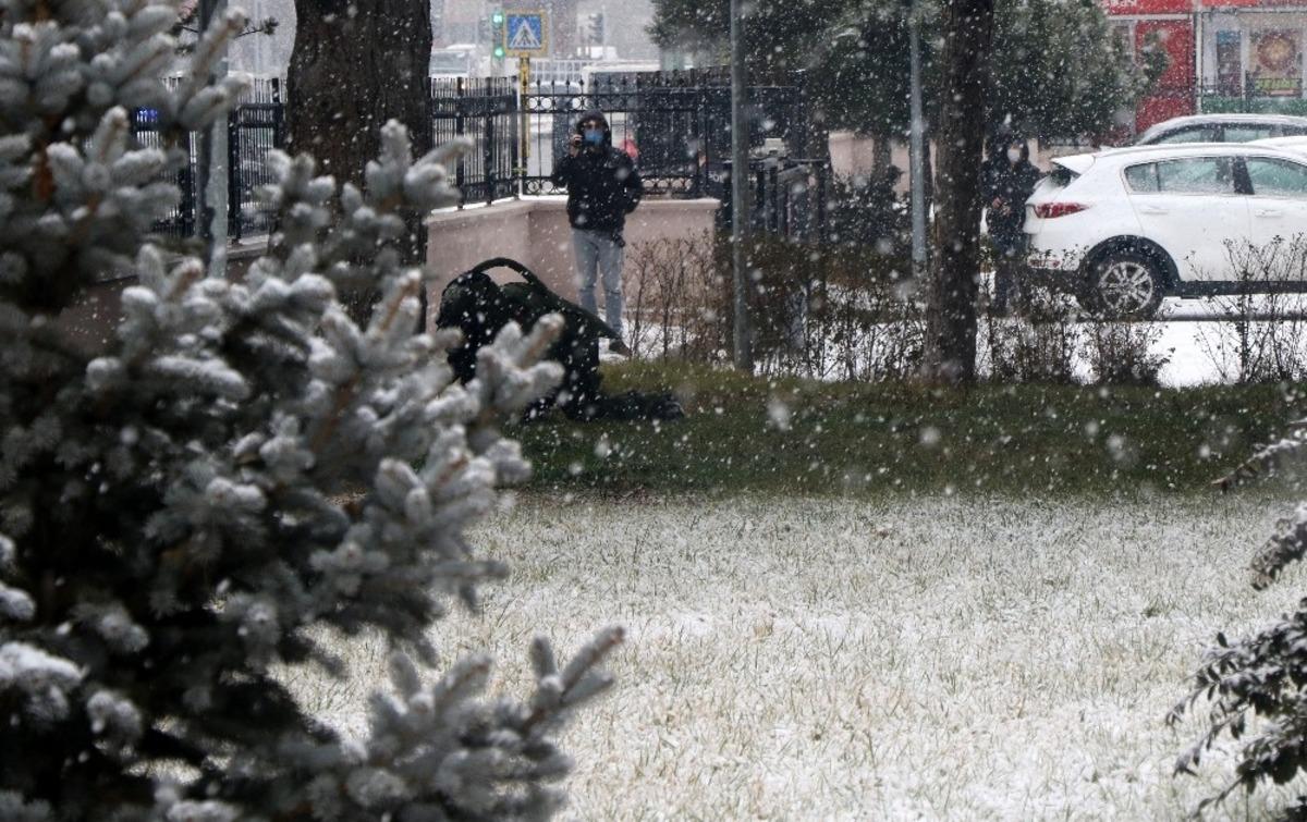 Erzincan Adalet Sarayı&rsquo;nın bah&ccedil;esine bırakılan ş&uuml;pheli paket, f&uuml;nyeyle patlatılarak imha edildi